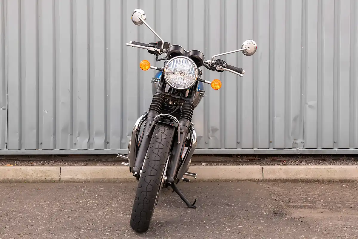 Used 2021 Triumph Bonneville T120 Cobalt Blue / Silver Ice - Interior and Exterior details 3