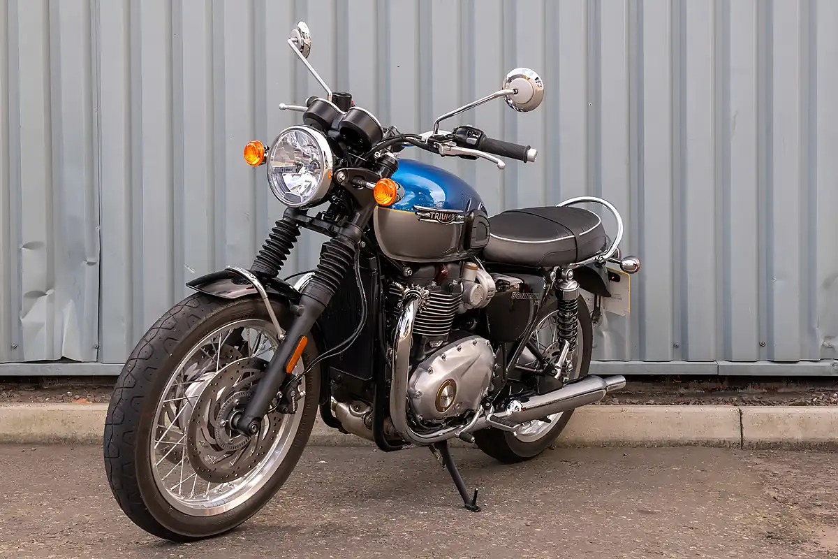 Used 2021 Triumph Bonneville T120 Cobalt Blue / Silver Ice - Interior and Exterior details 4