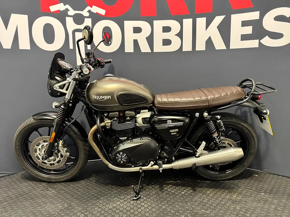 Used 2021 Triumph Street Twin - Interior and Exterior details 4