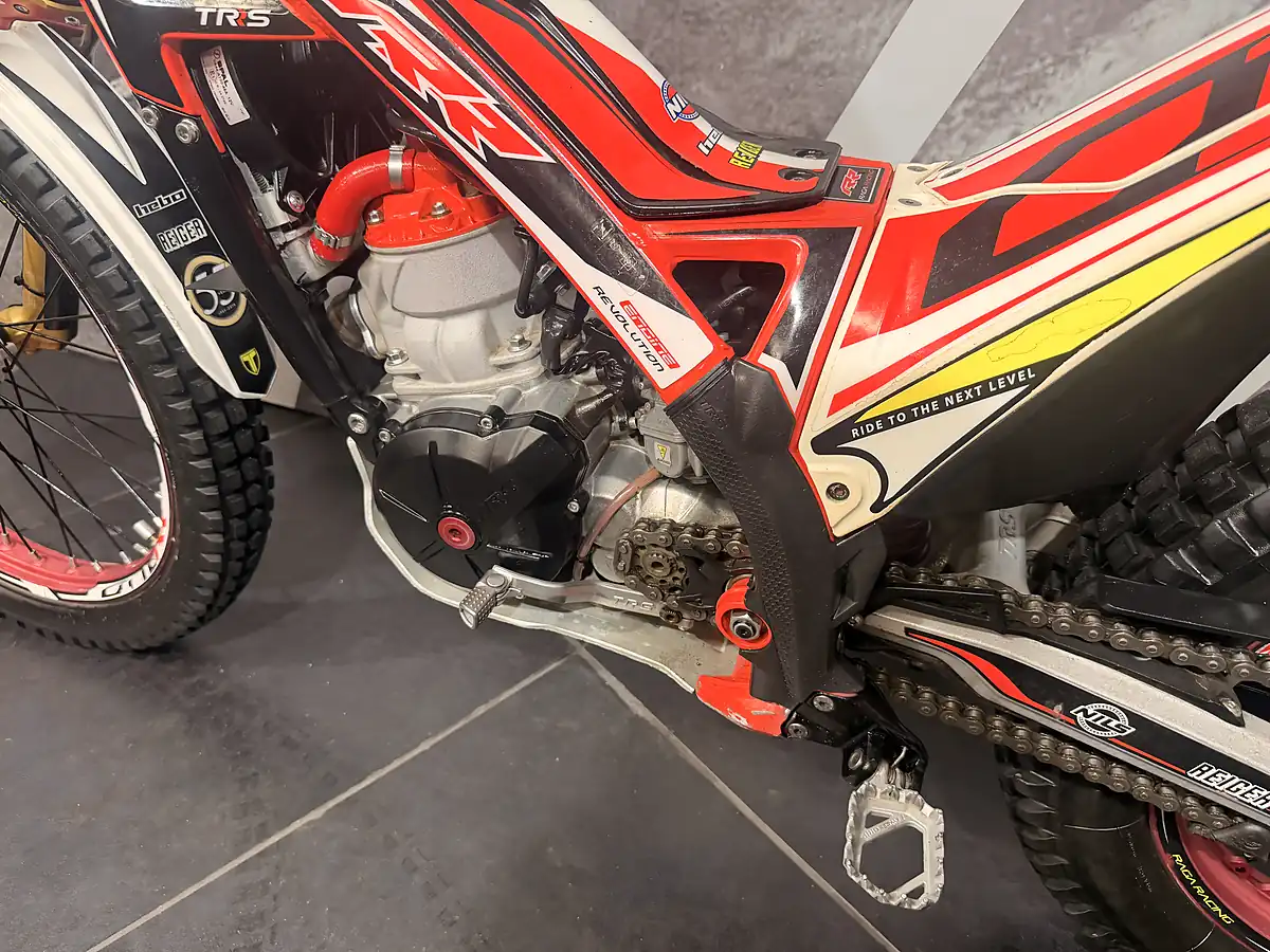 Used 2021 Trs One Rr Red - Interior and Exterior details 8