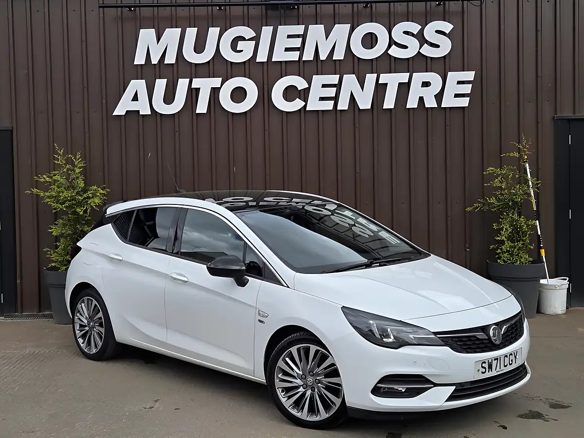 Used 2021 Vauxhall Astra Griffin Edition White - Front View