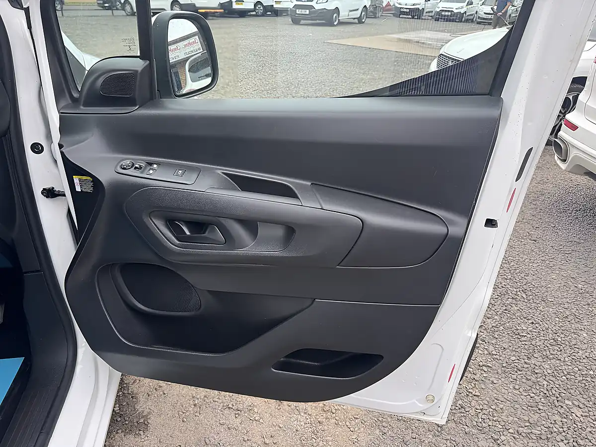 Used 2021 Vauxhall Combo 2000 L1 Sportive White - Interior and Exterior details 17