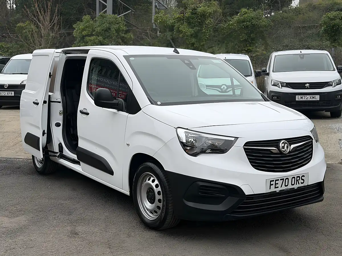 Used 2021 Vauxhall Combo 2300 Edition Crew Van Double Cab White - Front View