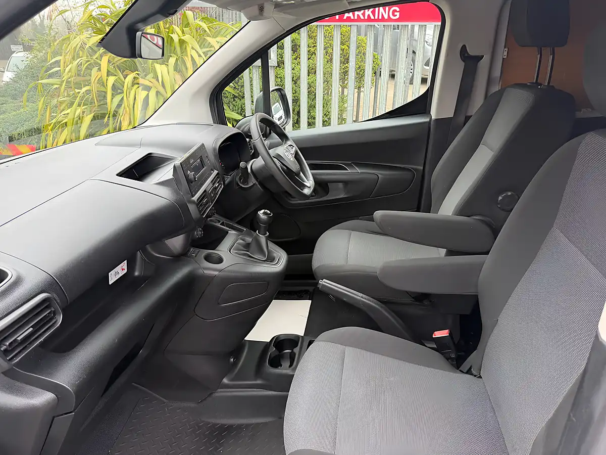 Used 2021 Vauxhall Combo 2300 Edition Crew Van Double Cab White - Interior and Exterior details 12