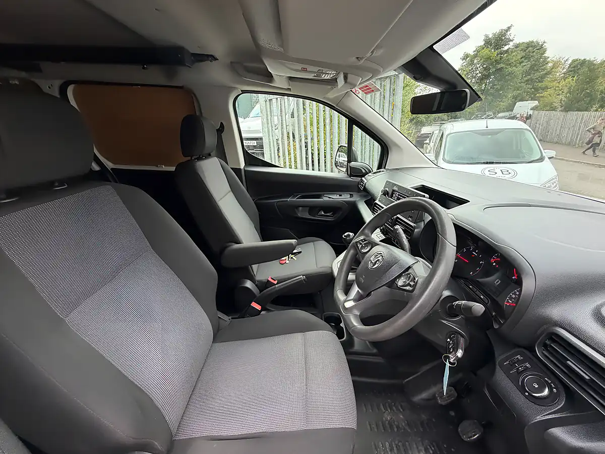 Used 2021 Vauxhall Combo 2300 Edition Crew Van Double Cab White - Interior and Exterior details 3