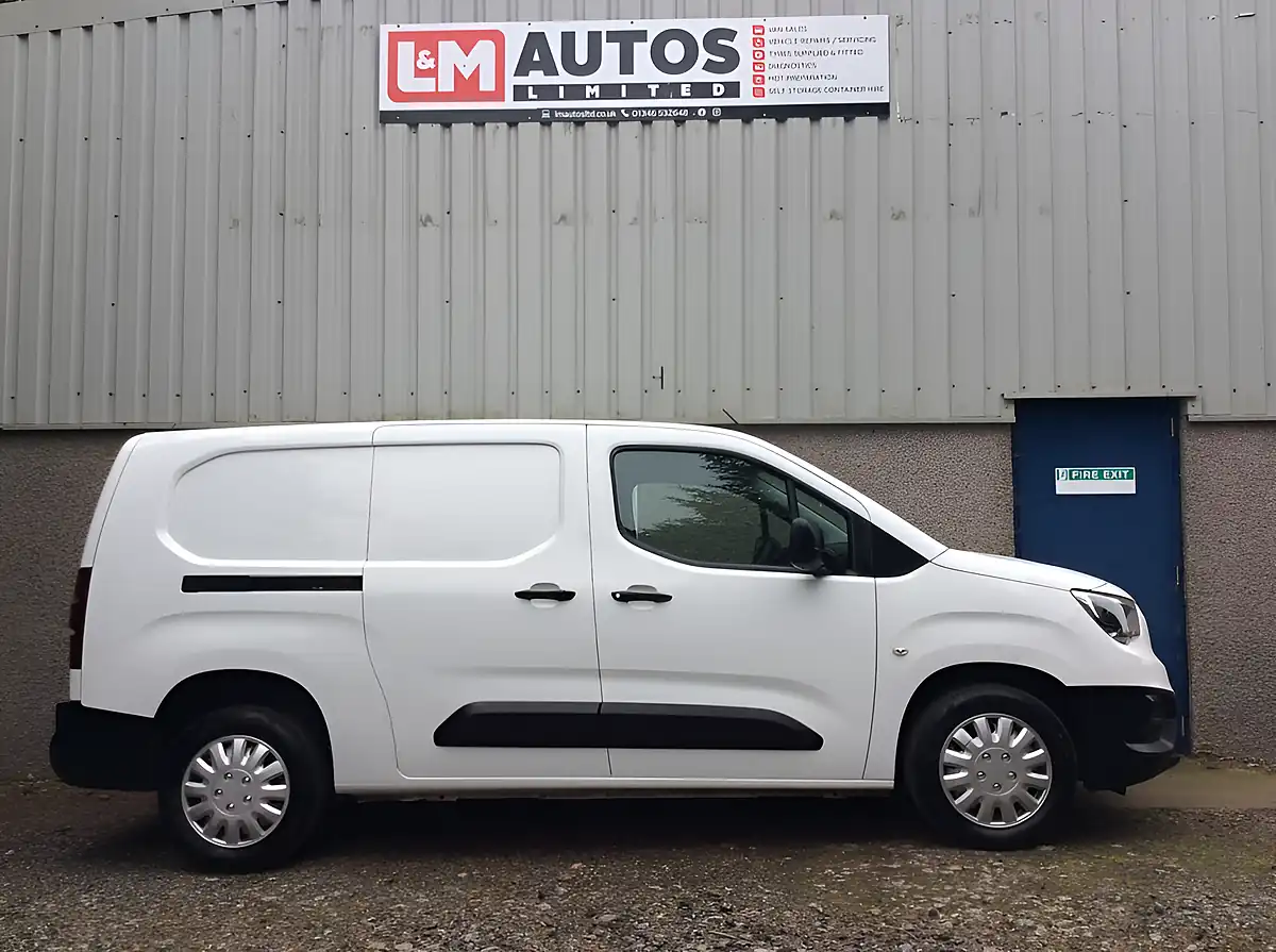 Used 2021 Vauxhall Combo 2300 Edition White - Front View