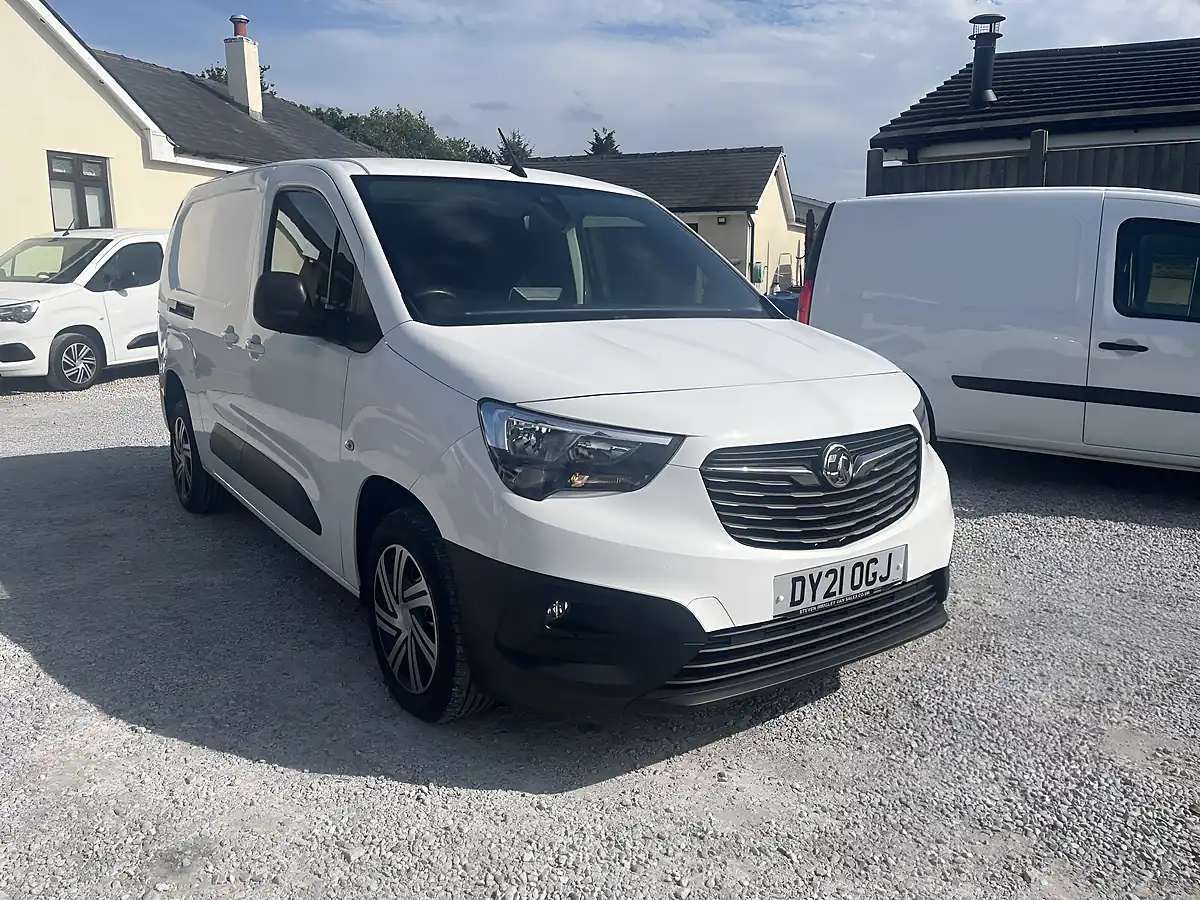 Used 2021 Vauxhall Combo 2300 Edition White - Front View