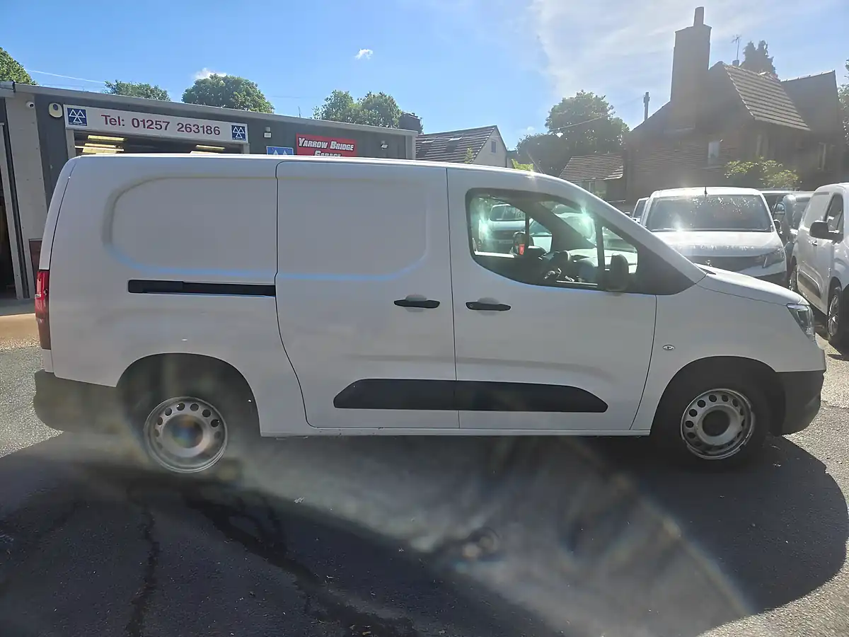 Used 2021 Vauxhall Combo Dynamic White - Interior and Exterior details 12