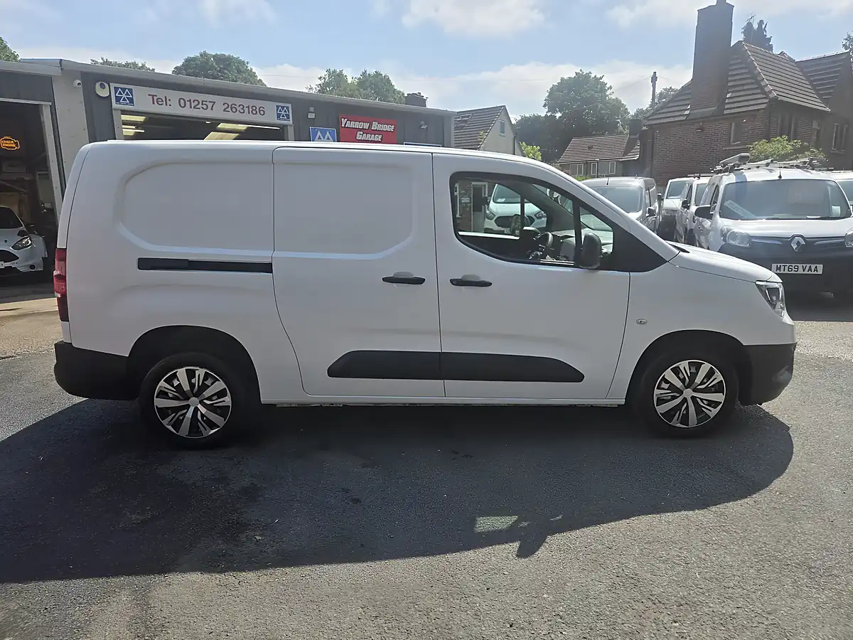 Used 2021 Vauxhall Combo Dynamic White - Interior and Exterior details 12