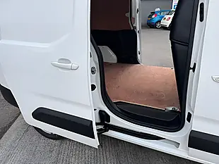 Used 2021 Vauxhall Combo Edition Pure White - Interior and Exterior details 8
