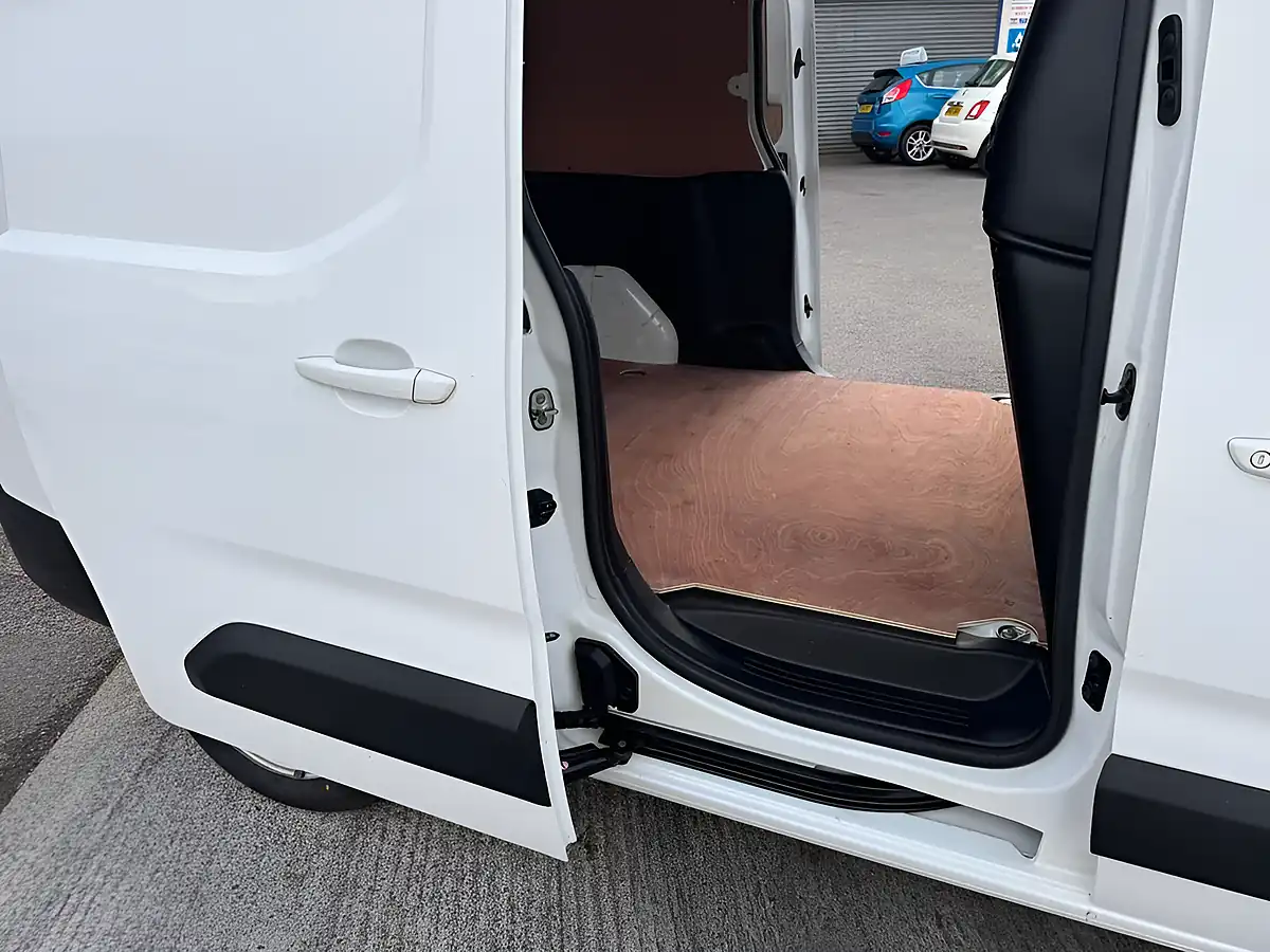 Used 2021 Vauxhall Combo Edition Pure White - Interior and Exterior details 8
