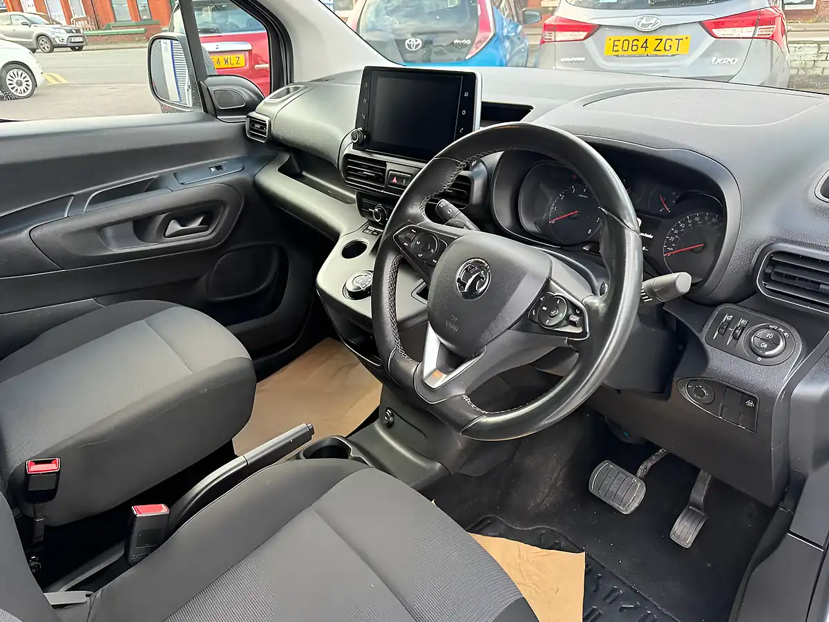 Used 2021 Vauxhall Combo Edition Pure White - Interior and Exterior details 9