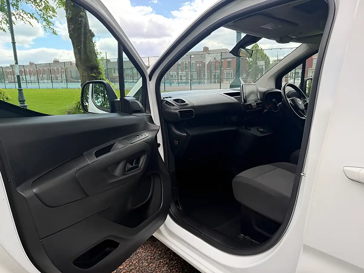 Used 2021 Vauxhall Combo Edition White - Interior and Exterior details 16