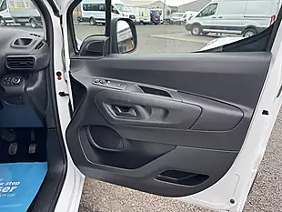 Used 2021 Vauxhall Combo Sportive White - Interior and Exterior details 13