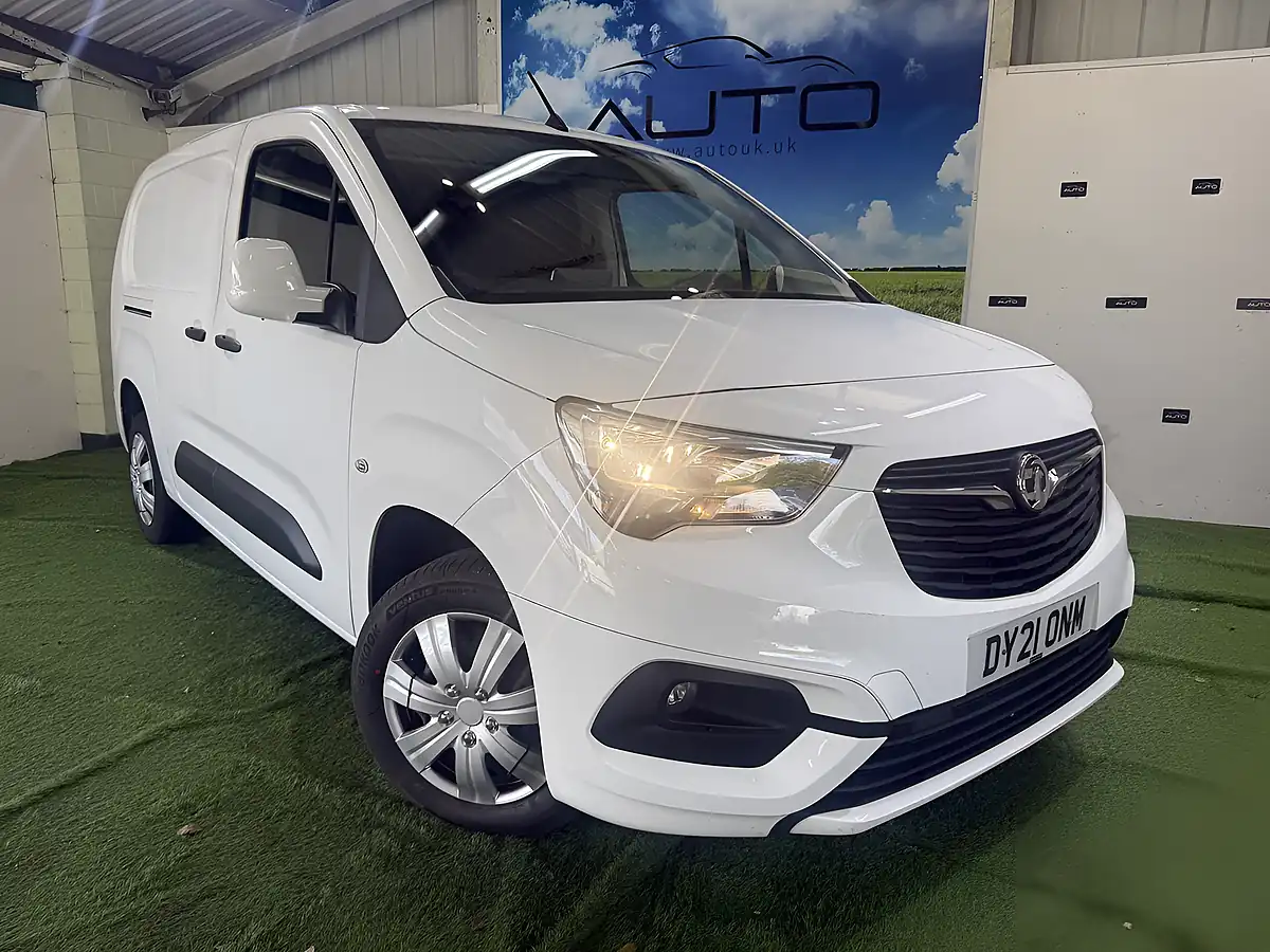 Used 2021 Vauxhall Combo Sportive White - Front View