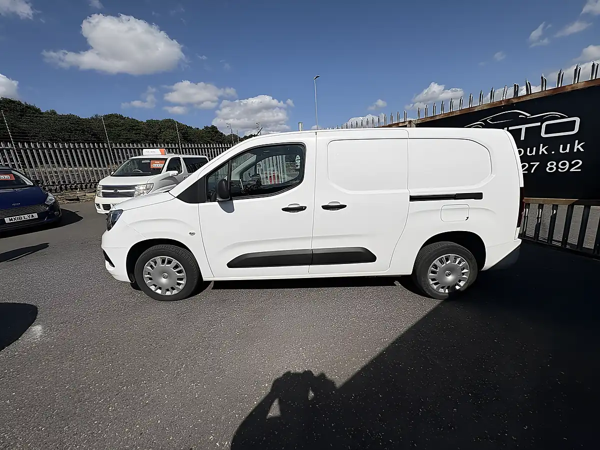 Used 2021 Vauxhall Combo Sportive White - Interior and Exterior details 4