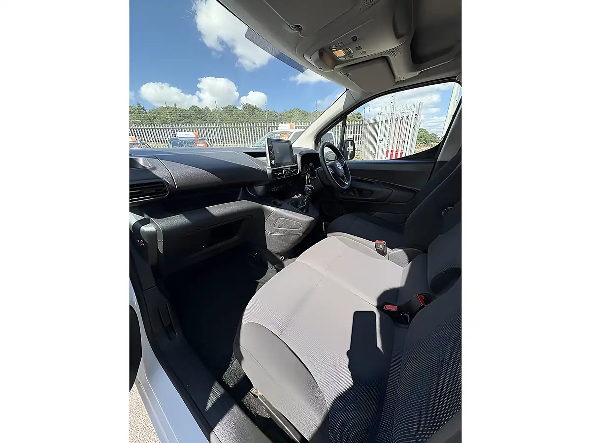 Used 2021 Vauxhall Combo Sportive White - Interior and Exterior details 9