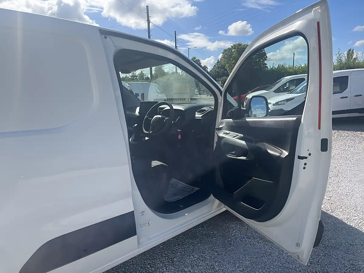 Used 2021 Vauxhall Combo Sportive White - Interior and Exterior details 15