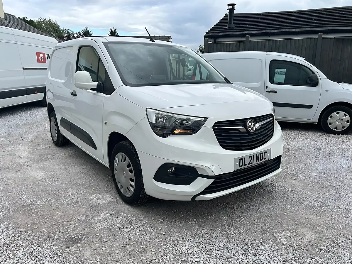Used 2021 Vauxhall Combo Sportive White - Front View