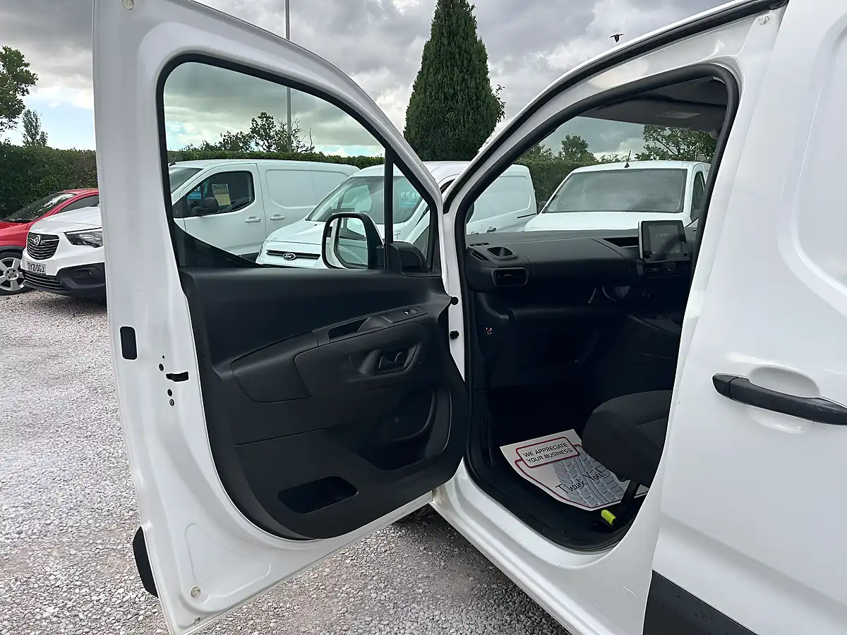 Used 2021 Vauxhall Combo Sportive White - Interior and Exterior details 17