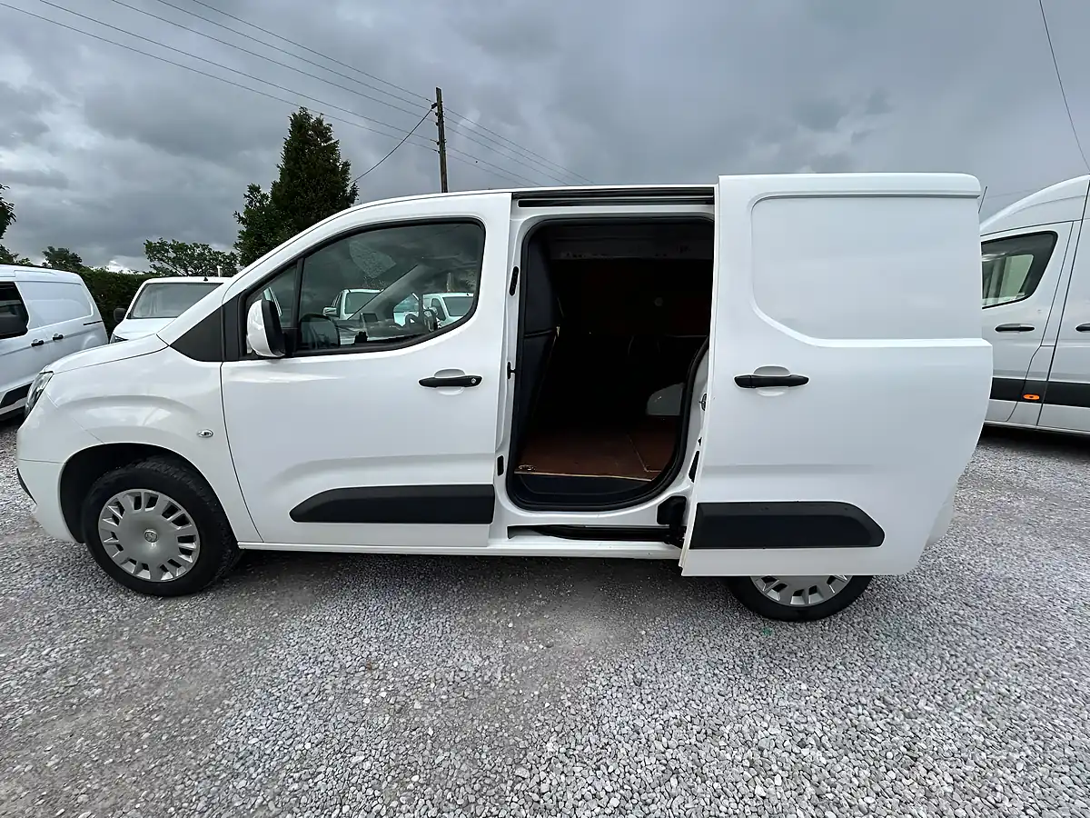Used 2021 Vauxhall Combo Sportive White - Interior and Exterior details 18