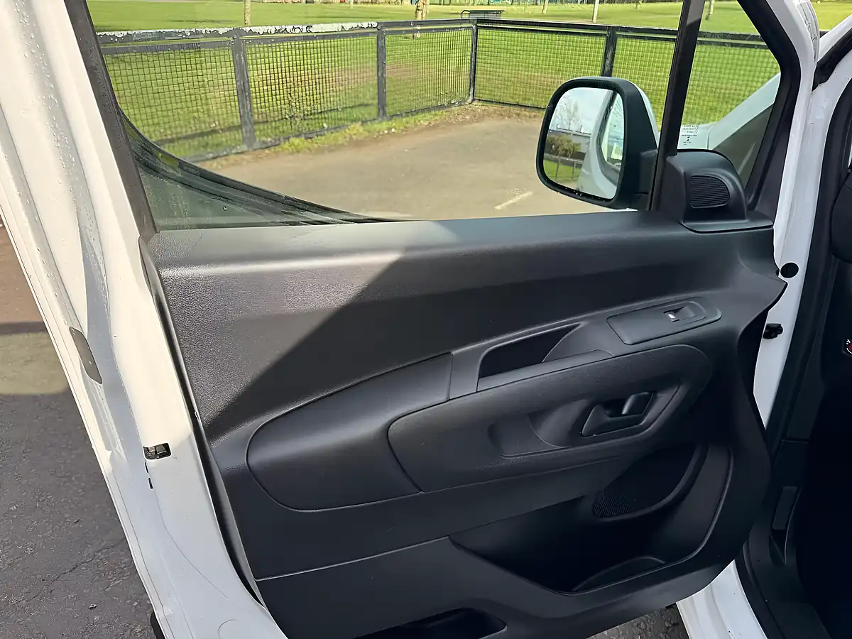 Used 2021 Vauxhall Combo Sportive White - Interior and Exterior details 16