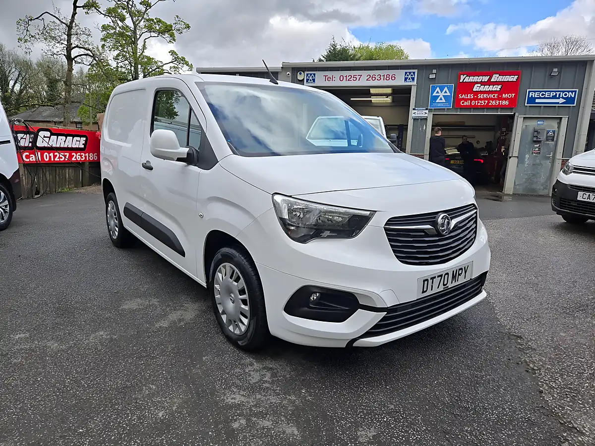 Used 2021 Vauxhall Combo Sportive White - Front View