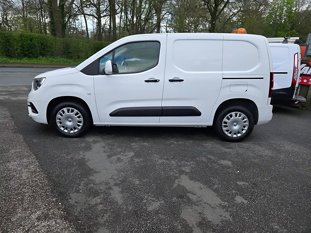 Used 2021 Vauxhall Combo Sportive White - Interior and Exterior details 4