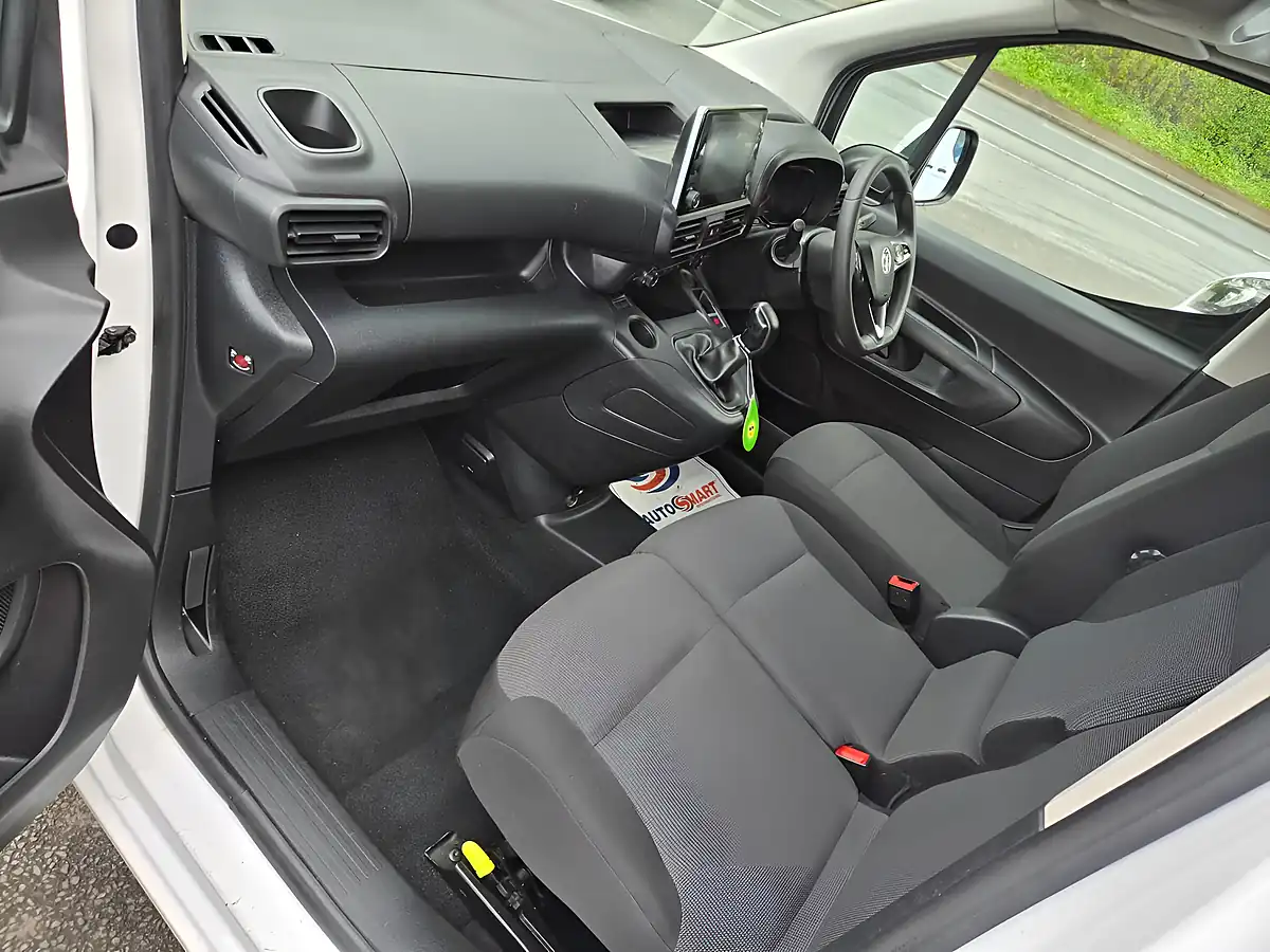 Used 2021 Vauxhall Combo Sportive White - Interior and Exterior details 5