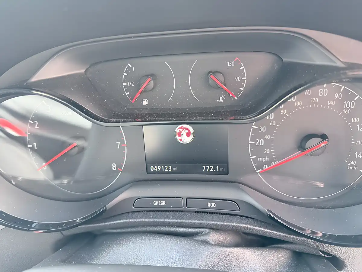 Used 2021 Vauxhall Crossland Se Nav Premium White - Interior and Exterior details 19