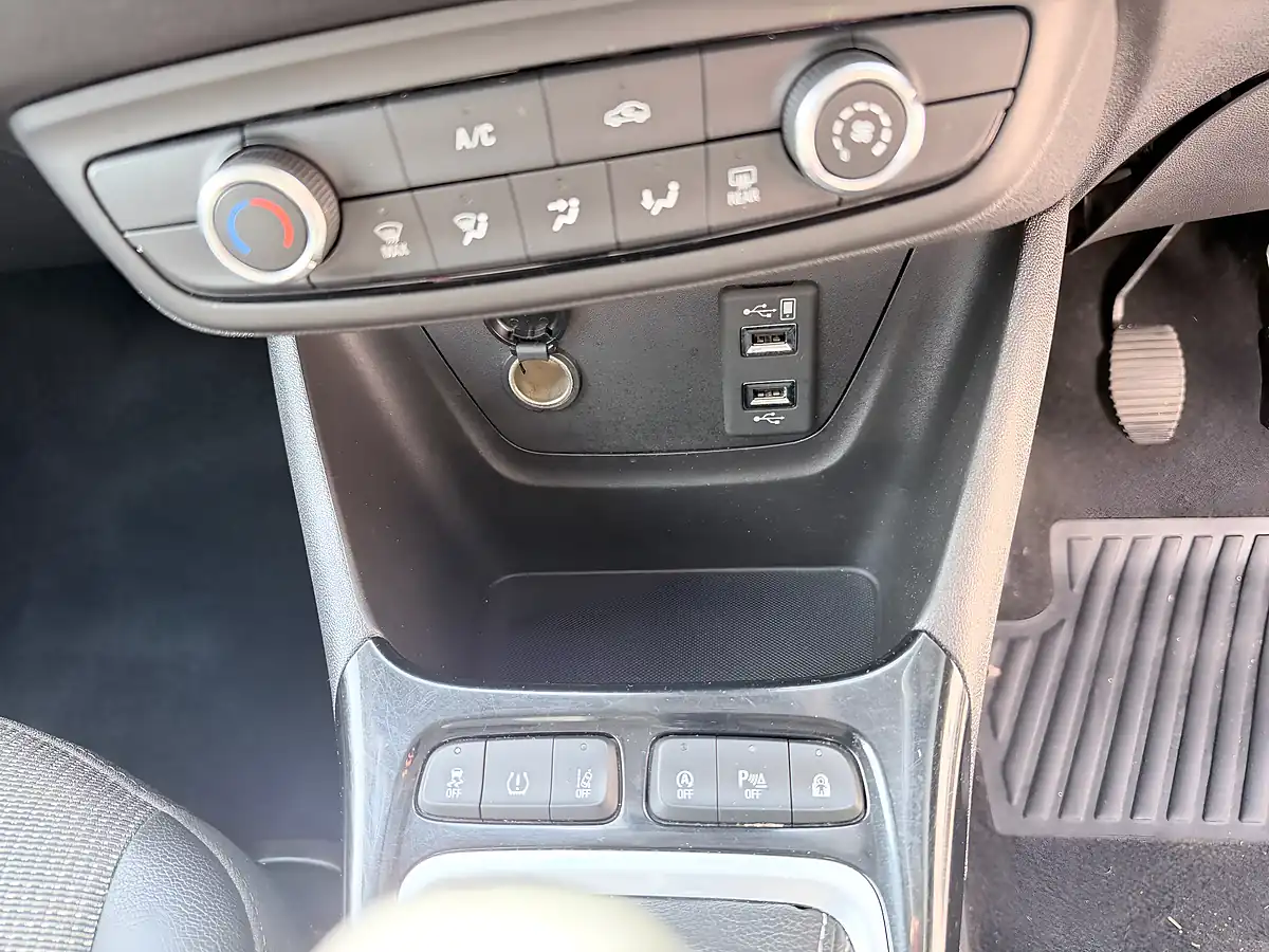 Used 2021 Vauxhall Crossland Se Nav Premium White - Interior and Exterior details 20
