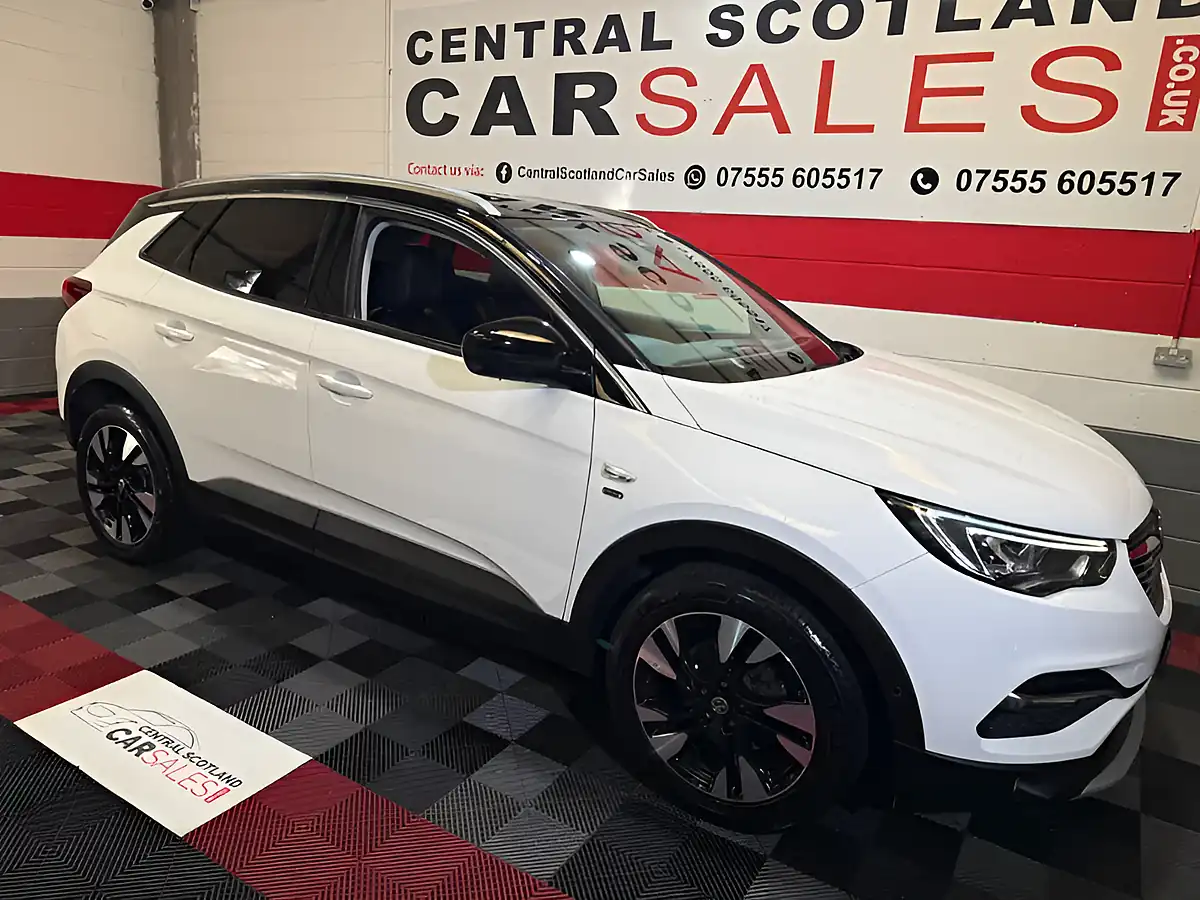 Used 2021 Vauxhall Grandland X Griffin Edition White - Front View