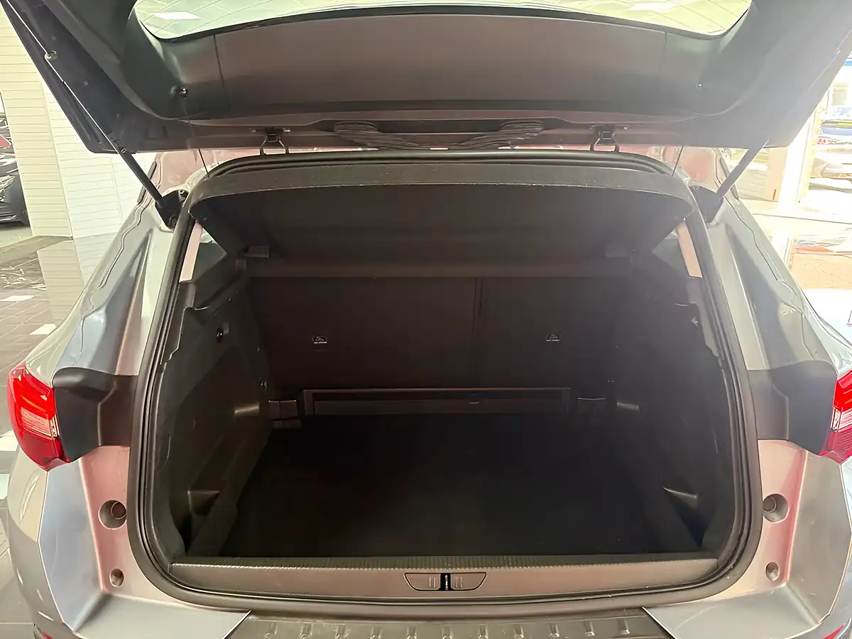 Used 2021 Vauxhall Grandland X Se Premium Quartz Grey - Interior and Exterior details 9