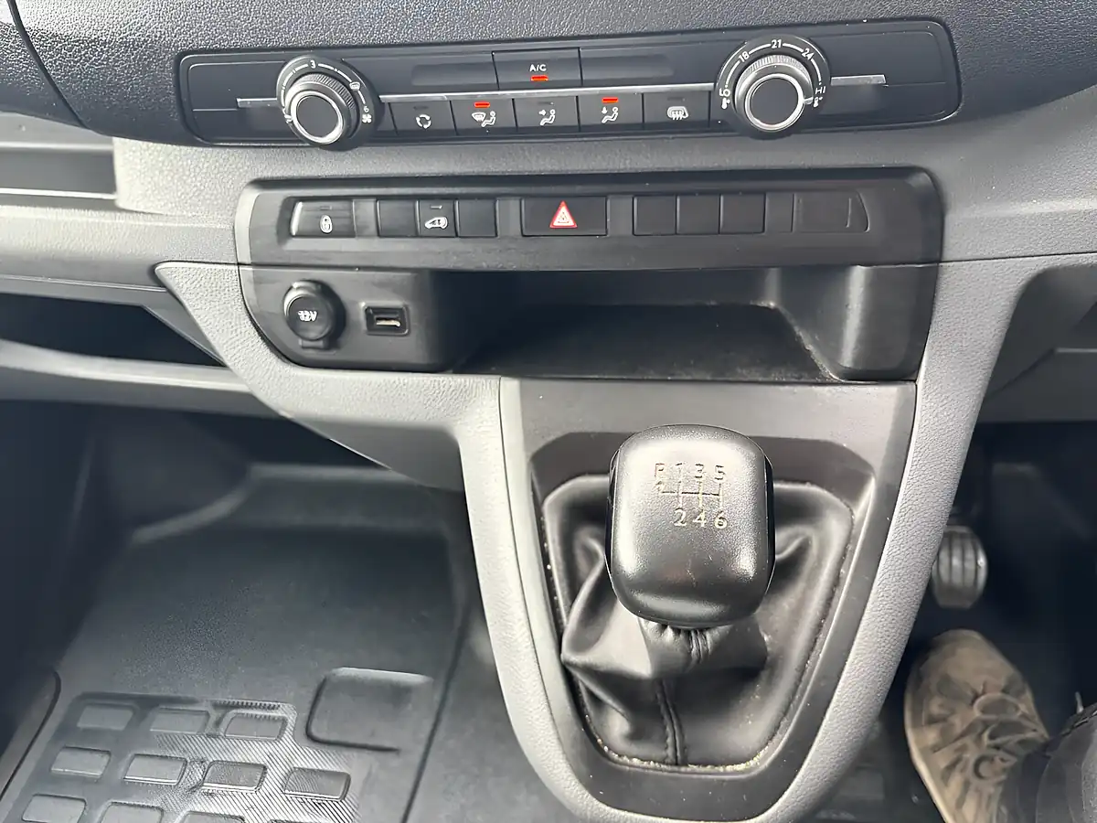 Used 2021 Vauxhall Vivaro Dynamic White - Interior and Exterior details 14