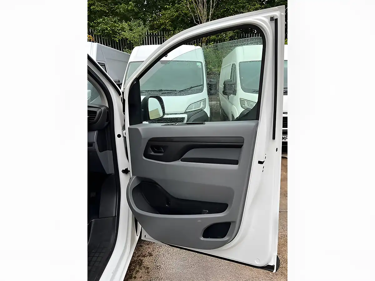 Used 2021 Vauxhall Vivaro Dynamic White - Interior and Exterior details 13