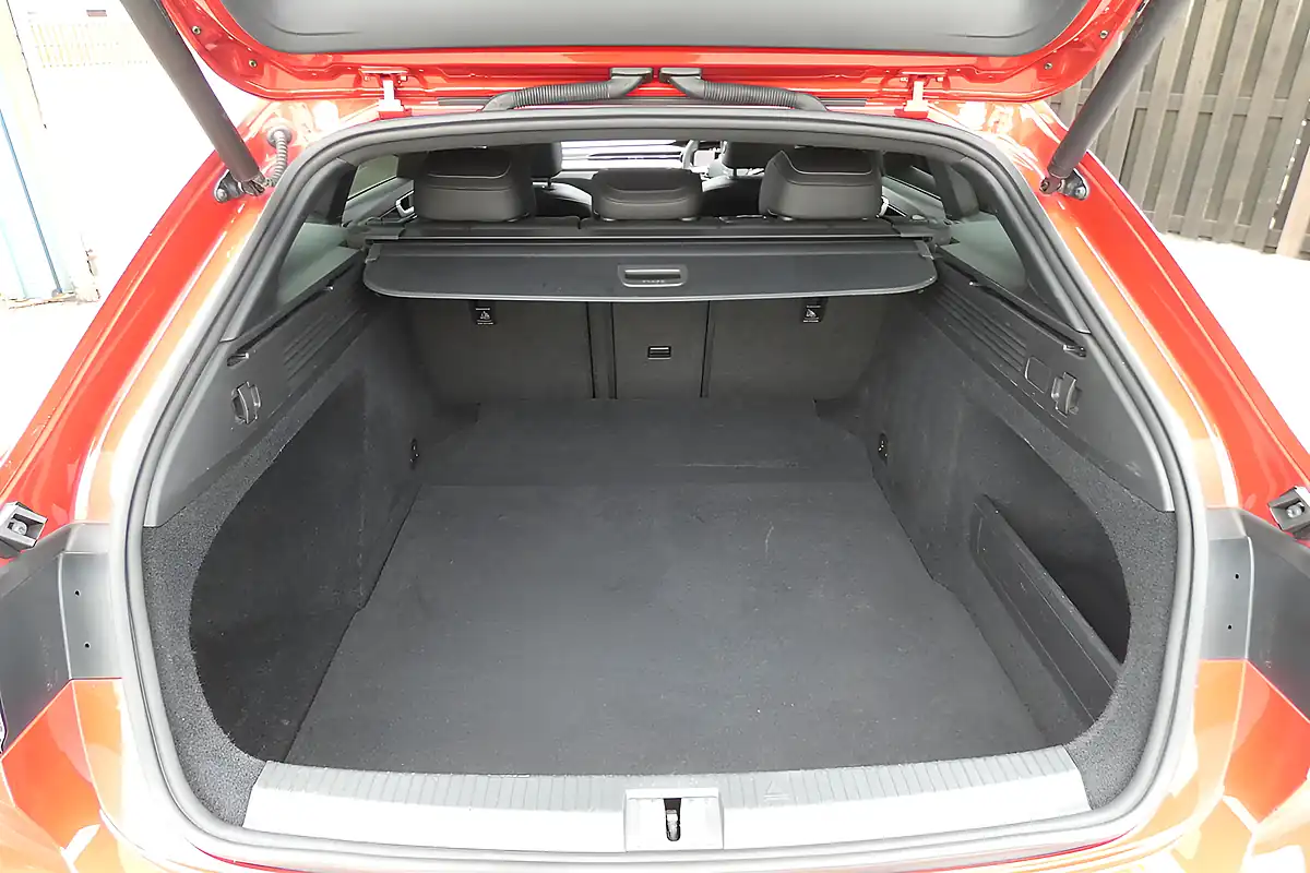Used 2021 Volkswagen Arteon R-Line Shooting Brake Red - Interior and Exterior details 15
