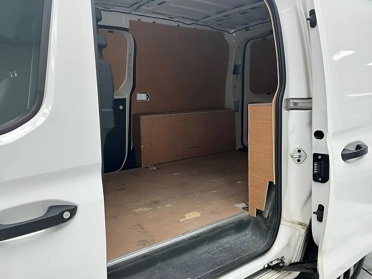 Used 2021 Volkswagen Caddy Maxi Commerce White - Interior and Exterior details 17