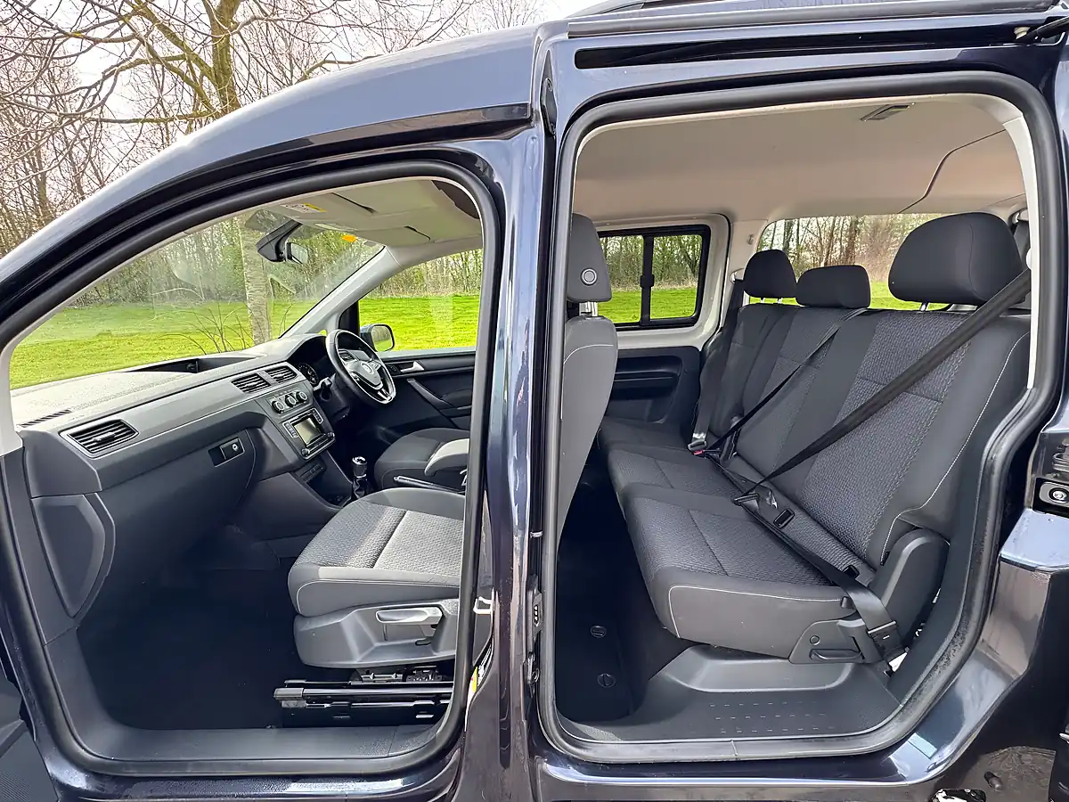 Used 2021 Volkswagen Caddy Maxi Life Blue - Interior and Exterior details 8