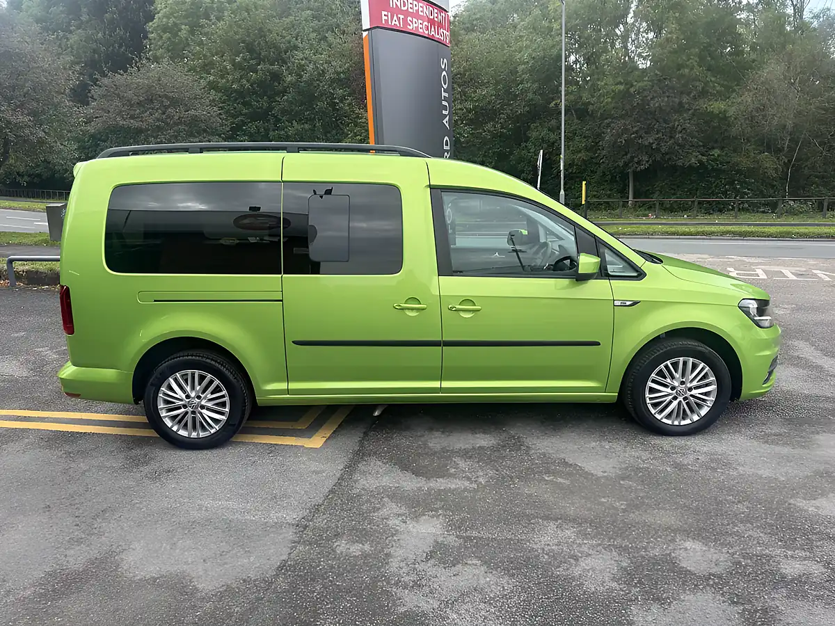 Used 2021 Volkswagen Caddy Maxi Life Green - Interior and Exterior details 4