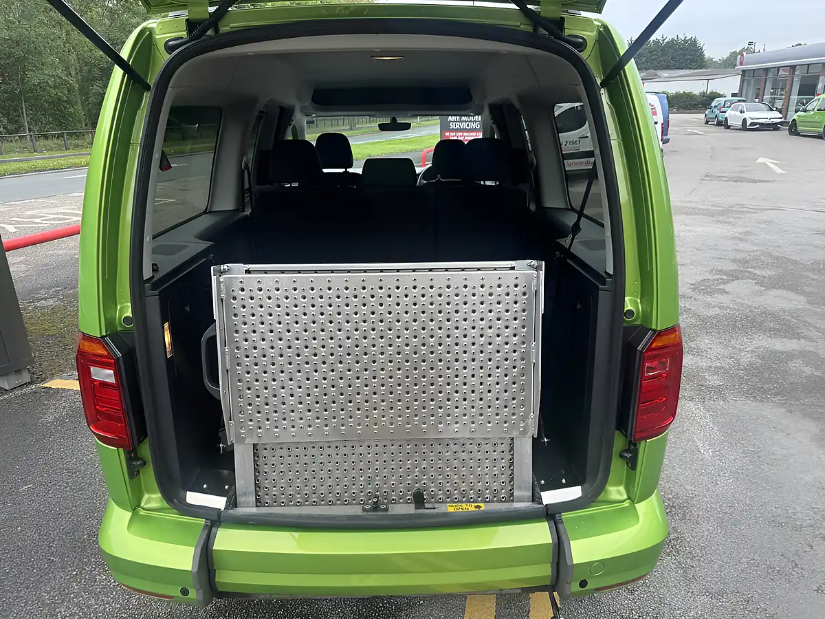 Used 2021 Volkswagen Caddy Maxi Life Green - Interior and Exterior details 9