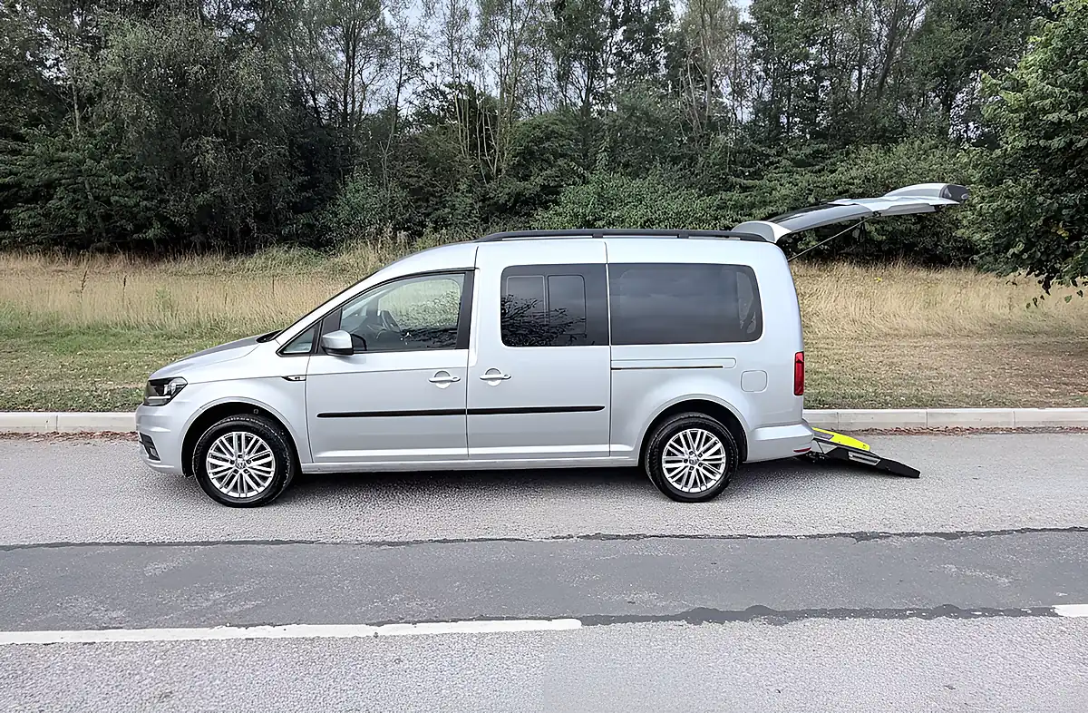 Used 2021 Volkswagen Caddy Maxi Life Silver - Front View