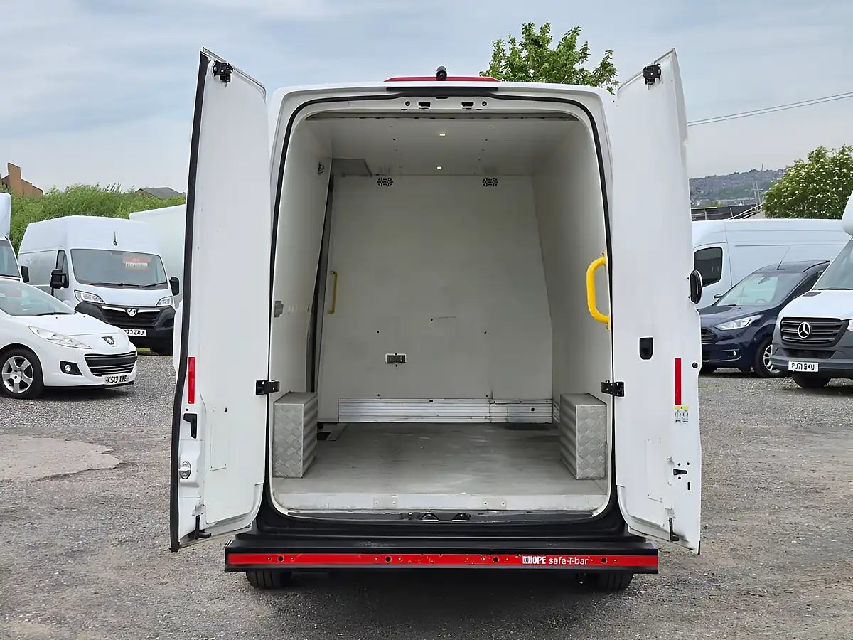 Used 2021 Volkswagen Crafter Startline White - Interior and Exterior details 10
