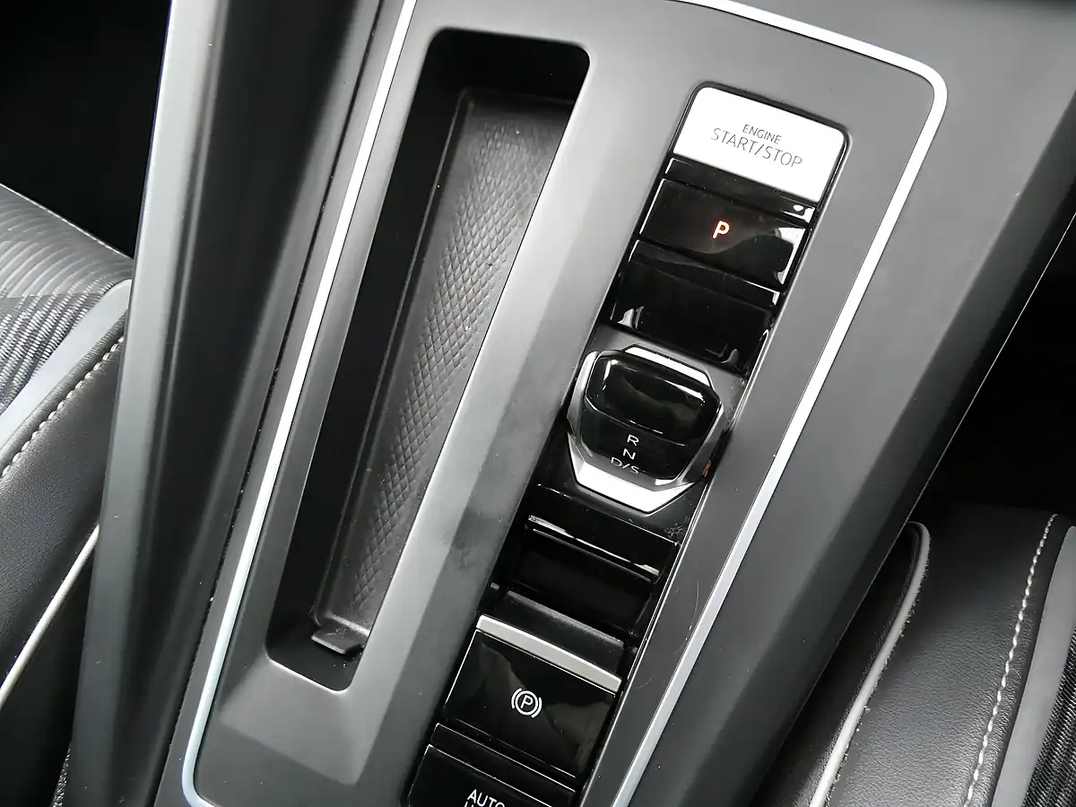Used 2021 Volkswagen Golf R-Line Blue - Interior and Exterior details 8