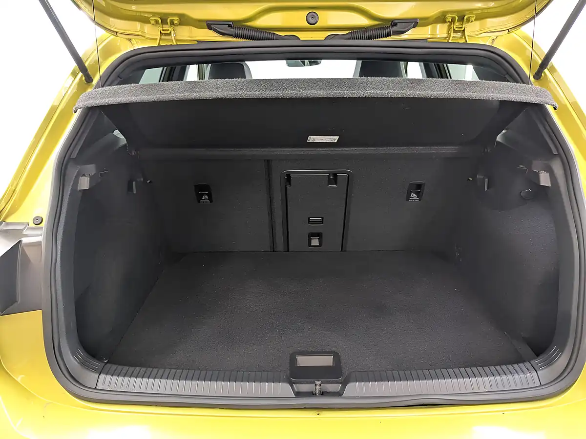 Used 2021 Volkswagen Golf R-Line Lime Yellow - Interior and Exterior details 10