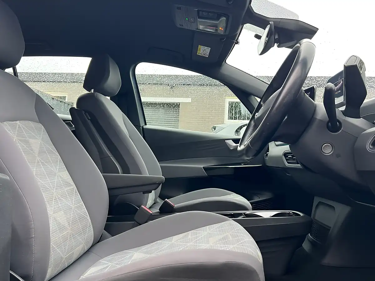 Used 2021 Volkswagen ID.3 Life Grey - Interior and Exterior details 9