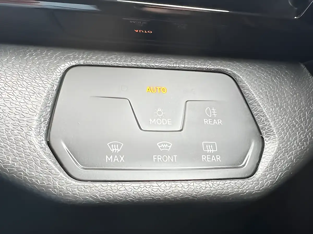 Used 2021 Volkswagen ID.4 Life White - Interior and Exterior details 19