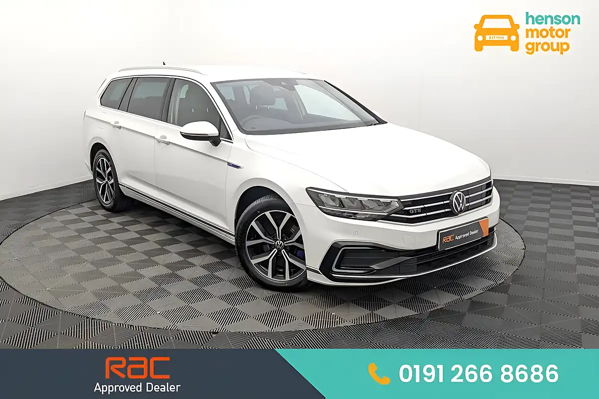 Used 2021 Volkswagen Passat Gte White - Front View