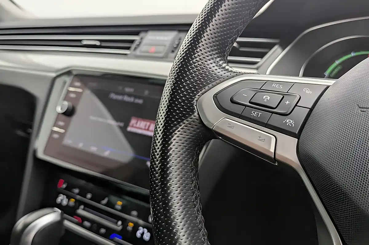 Used 2021 Volkswagen Passat Gte White - Interior and Exterior details 13