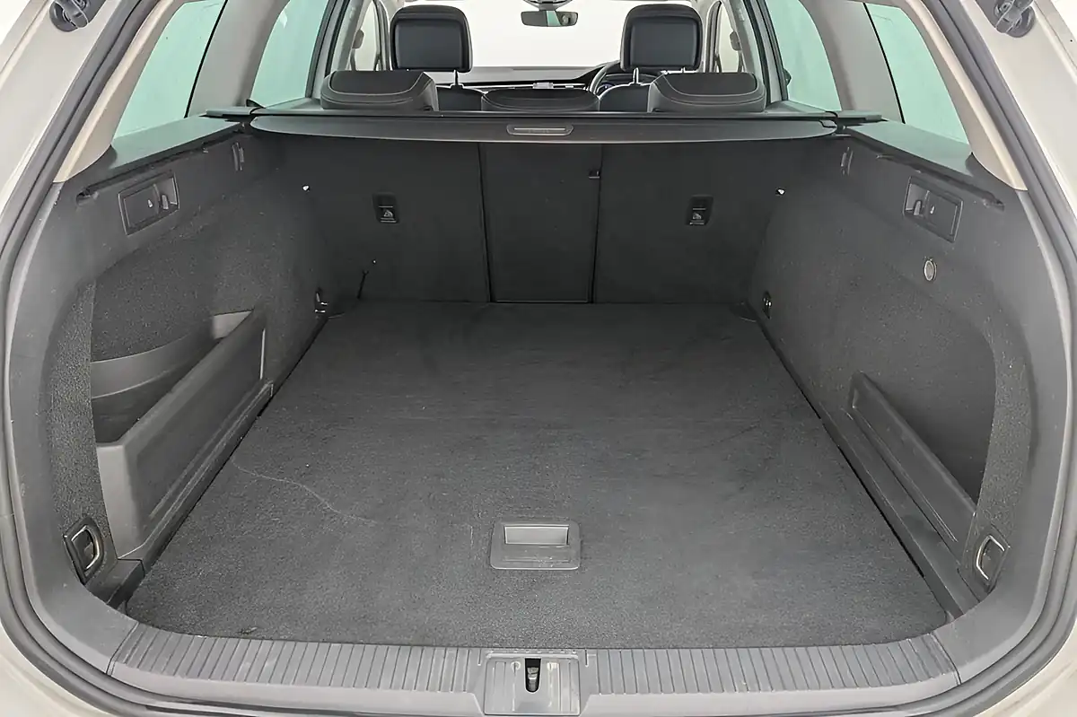 Used 2021 Volkswagen Passat Gte White - Interior and Exterior details 19