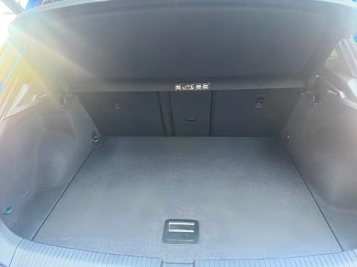 Used 2021 Volkswagen T-Roc R-Line Blue - Interior and Exterior details 16